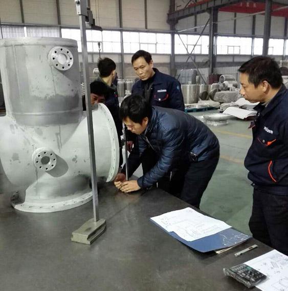 客戶對GIS殼體加工尺寸進(jìn)行檢測。